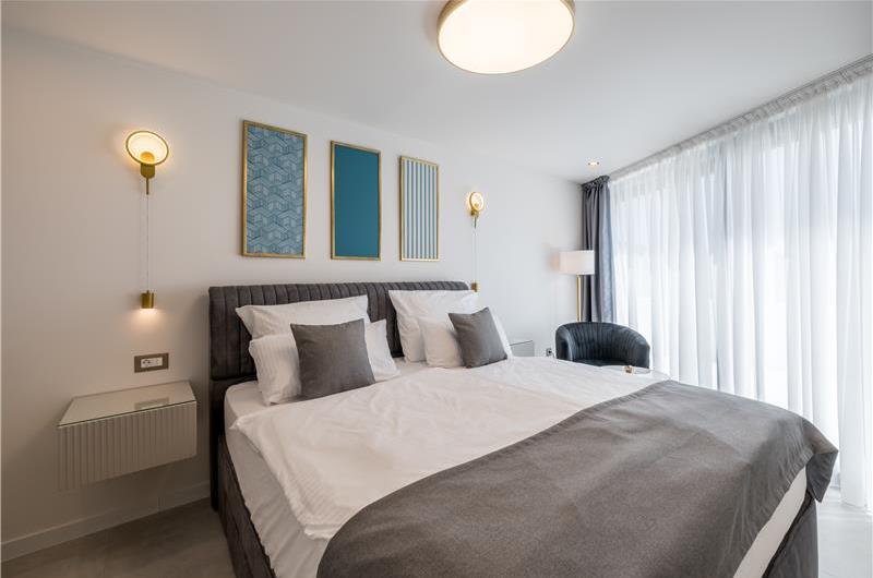 4 bedroom villa with heated pool and sea view in Vinišće, sleeps 8