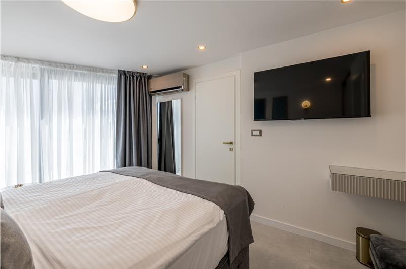 4 bedroom villa with heated pool and sea view in Vinišće, sleeps 8