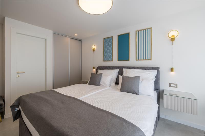 4 bedroom villa with heated pool and sea view in Vinišće, sleeps 8