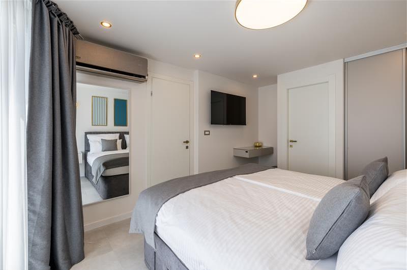 4 bedroom villa with heated pool and sea view in Vinišće, sleeps 8