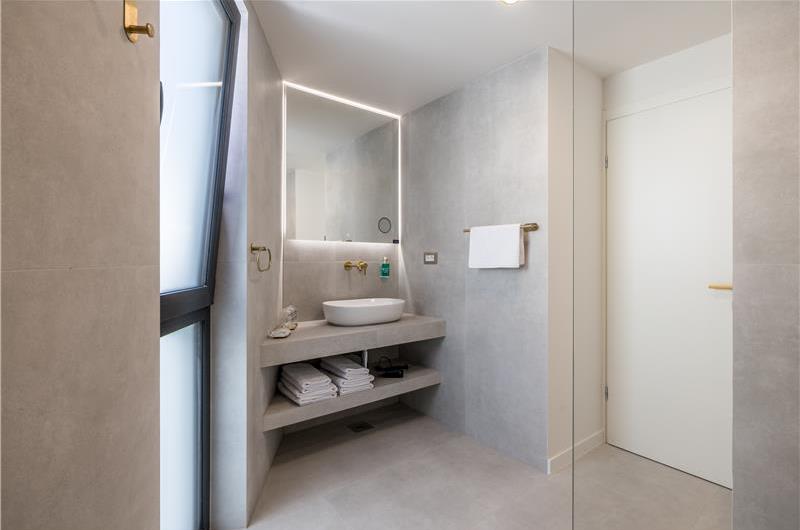 4 bedroom villa with heated pool and sea view in Vinišće, sleeps 8