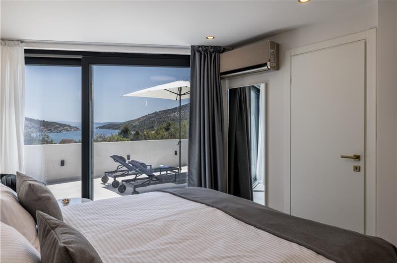 4 bedroom villa with heated pool and sea view in Vinišće, sleeps 8