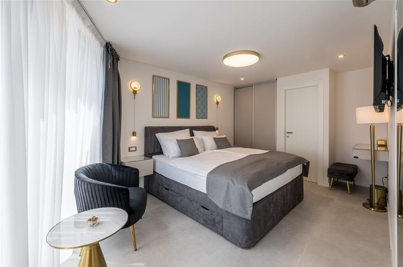 4 bedroom villa with heated pool and sea view in Vinišće, sleeps 8