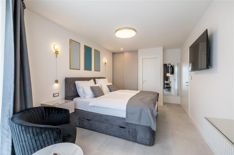 4 bedroom villa with heated pool and sea view in Vinišće, sleeps 8