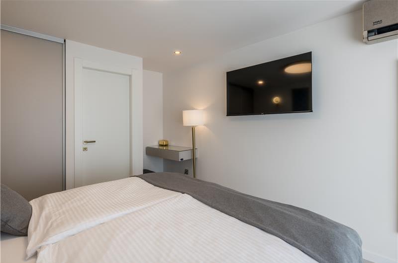 4 bedroom villa with heated pool and sea view in Vinišće, sleeps 8