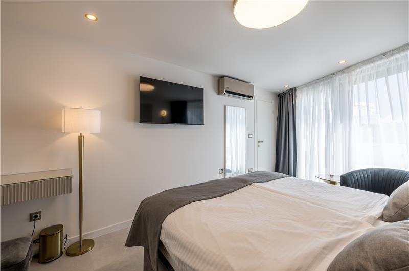 4 bedroom villa with heated pool and sea view in Vinišće, sleeps 8