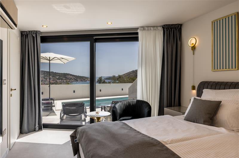 4 bedroom villa with heated pool and sea view in Vinišće, sleeps 8