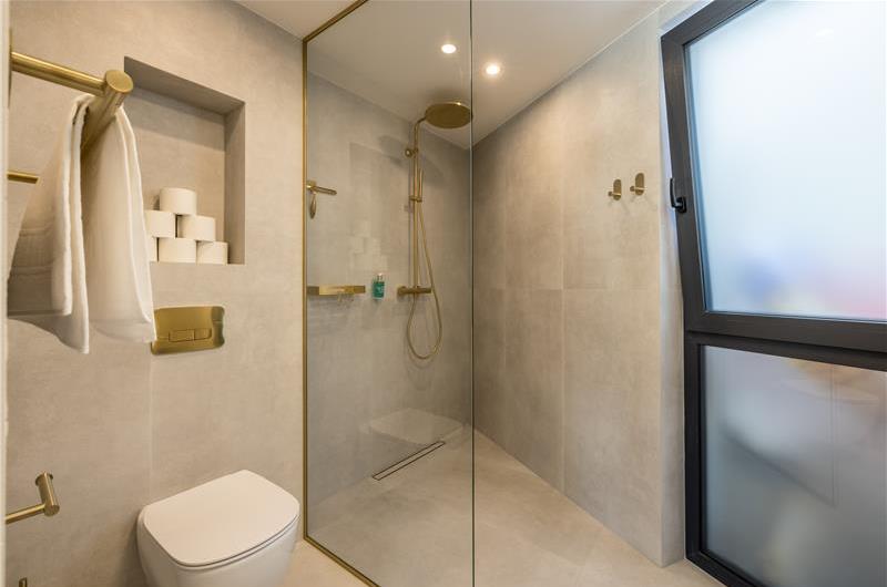 4 bedroom villa with heated pool and sea view in Vinišće, sleeps 8