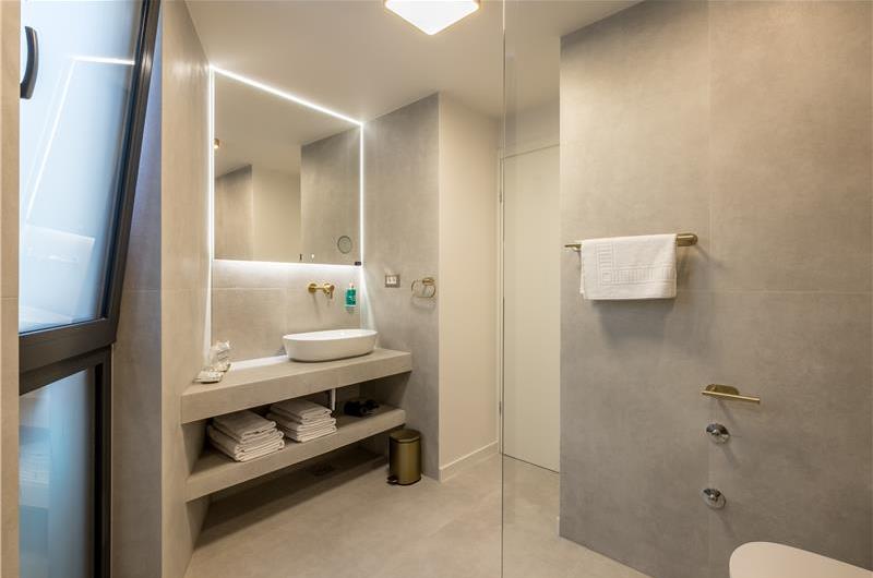 4 bedroom villa with heated pool and sea view in Vinišće, sleeps 8