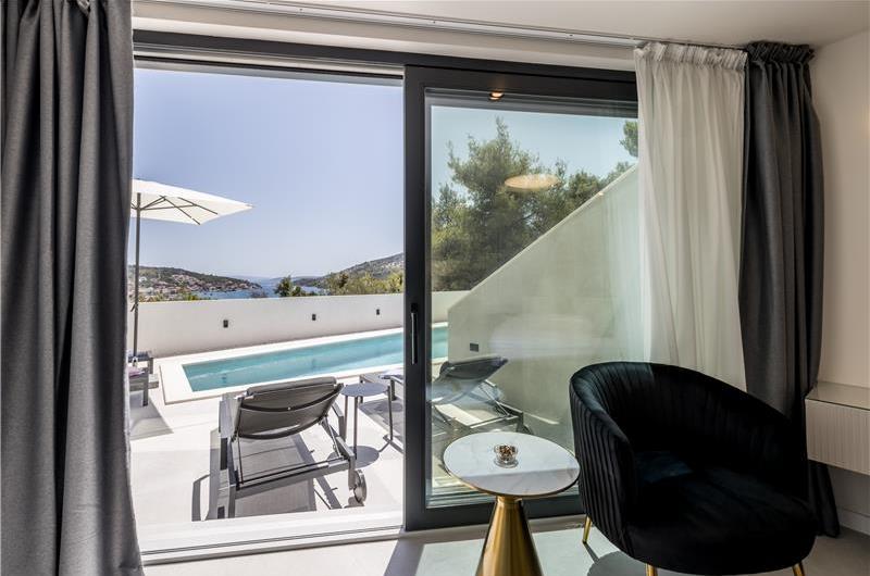 4 bedroom villa with heated pool and sea view in Vinišće, sleeps 8