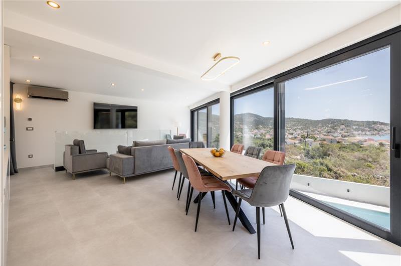 4 bedroom villa with heated pool and sea view in Vinišće, sleeps 8