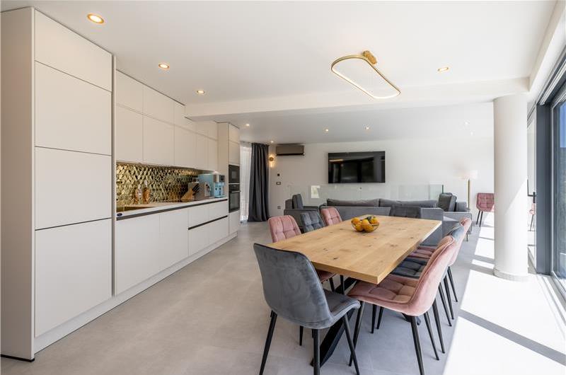 4 bedroom villa with heated pool and sea view in Vinišće, sleeps 8