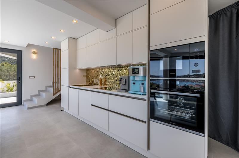 4 bedroom villa with heated pool and sea view in Vinišće, sleeps 8