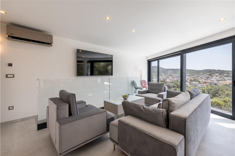 4 bedroom villa with heated pool and sea view in Vinišće, sleeps 8