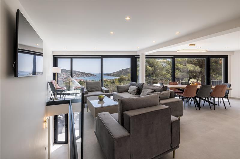 4 bedroom villa with heated pool and sea view in Vinišće, sleeps 8