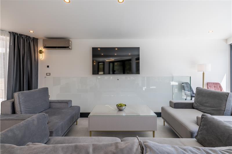 4 bedroom villa with heated pool and sea view in Vinišće, sleeps 8