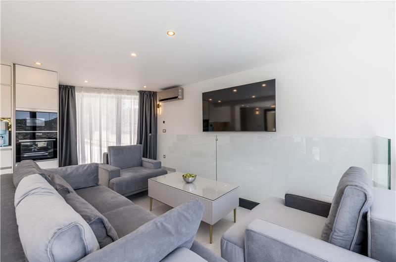 4 bedroom villa with heated pool and sea view in Vinišće, sleeps 8