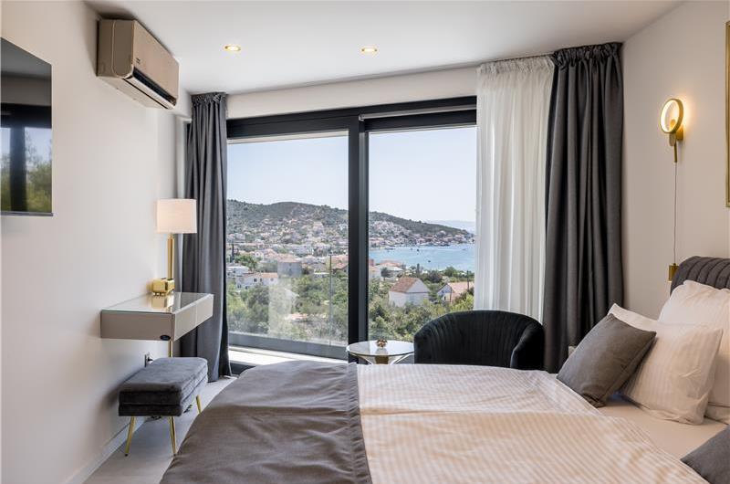 4 bedroom villa with heated pool and sea view in Vinišće, sleeps 8