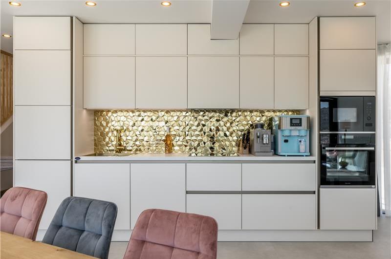 4 bedroom villa with heated pool and sea view in Vinišće, sleeps 8