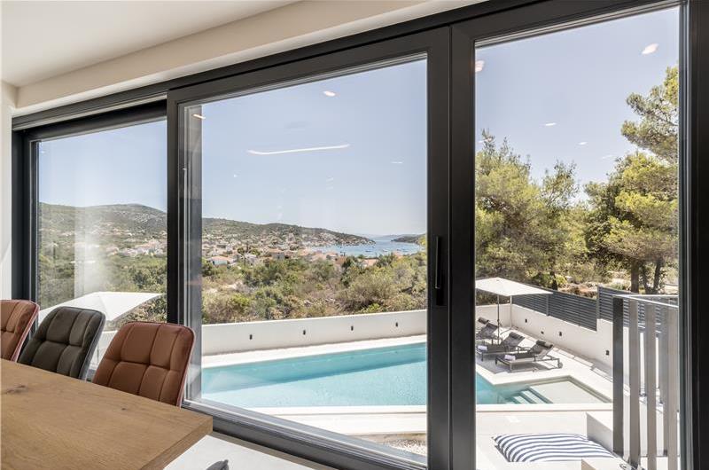4 bedroom villa with heated pool and sea view in Vinišće, sleeps 8