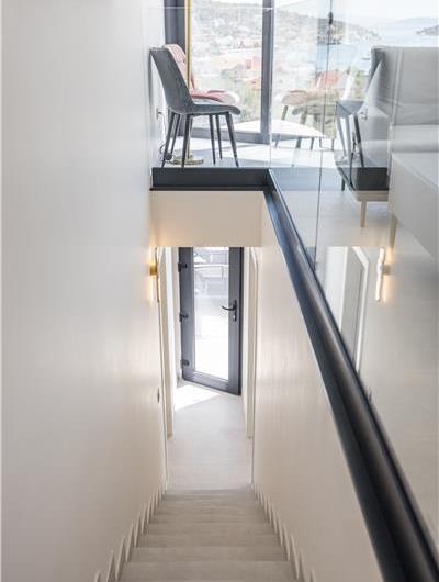 4 bedroom villa with heated pool and sea view in Vinišće, sleeps 8