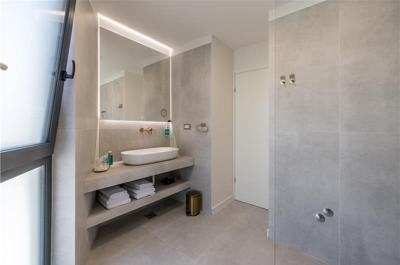 4 bedroom villa with heated pool and sea view in Vinišće, sleeps 8