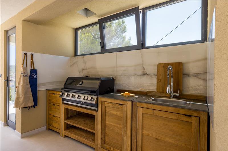 4 bedroom villa with heated pool and sea view in Vinišće, sleeps 8