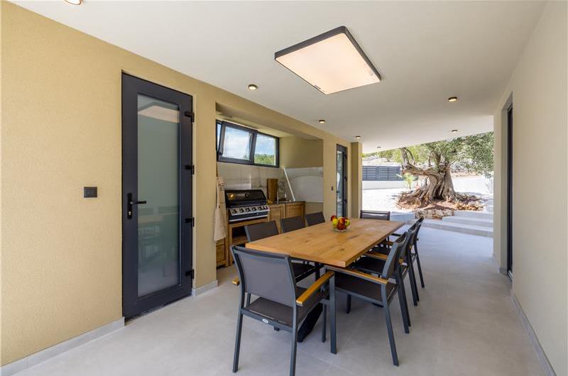 4 bedroom villa with heated pool and sea view in Vinišće, sleeps 8