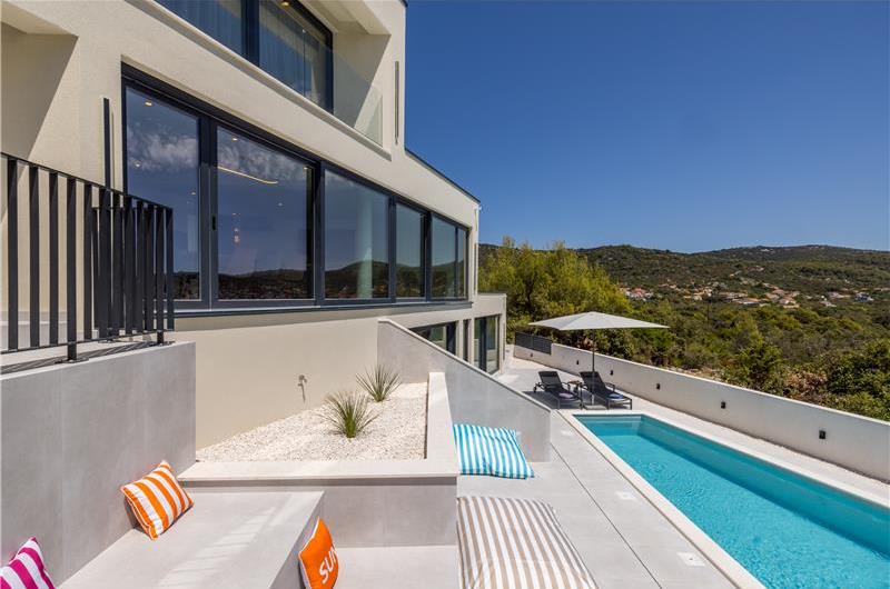 4 bedroom villa with heated pool and sea view in Vinišće, sleeps 8