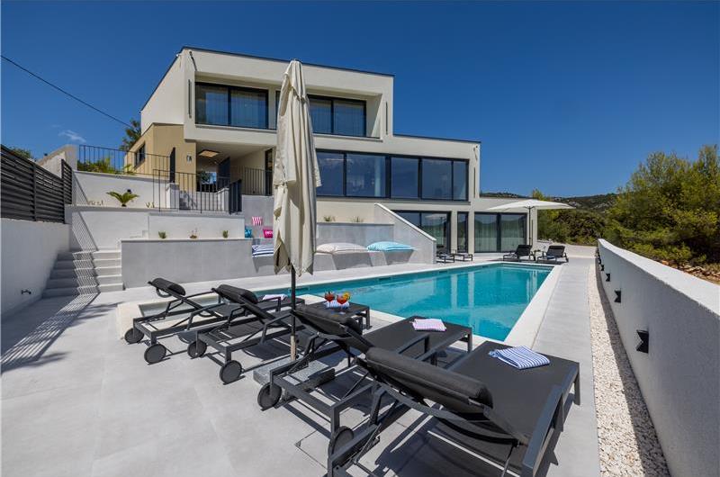 4 bedroom villa with heated pool and sea view in Vinišće, sleeps 8