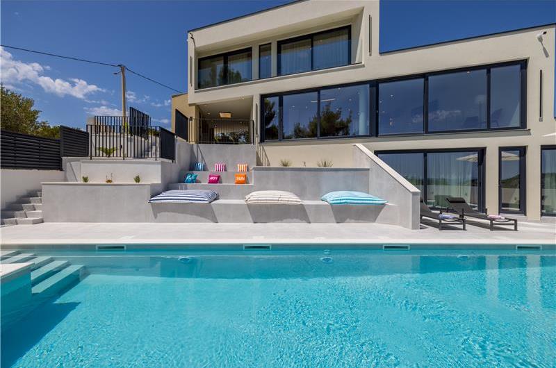 4 bedroom villa with heated pool and sea view in Vinišće, sleeps 8