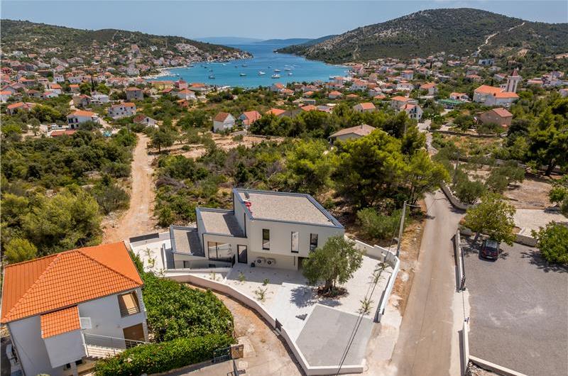 4 bedroom villa with heated pool and sea view in Vinišće, sleeps 8