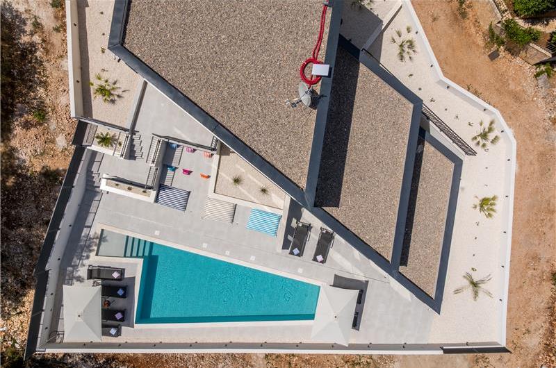 4 bedroom villa with heated pool and sea view in Vinišće, sleeps 8