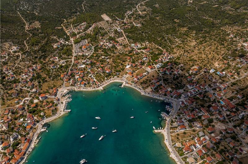 4 bedroom villa with heated pool and sea view in Vinišće, sleeps 8