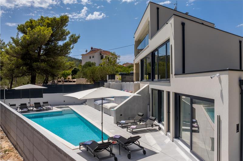 4 bedroom villa with heated pool and sea view in Vinišće, sleeps 8