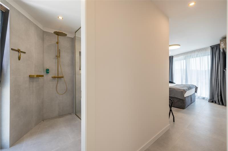 4 bedroom villa with heated pool and sea view in Vinišće, sleeps 8