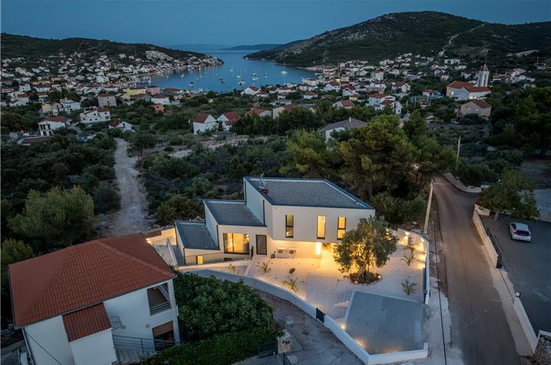 4 bedroom villa with heated pool and sea view in Vinišće, sleeps 8