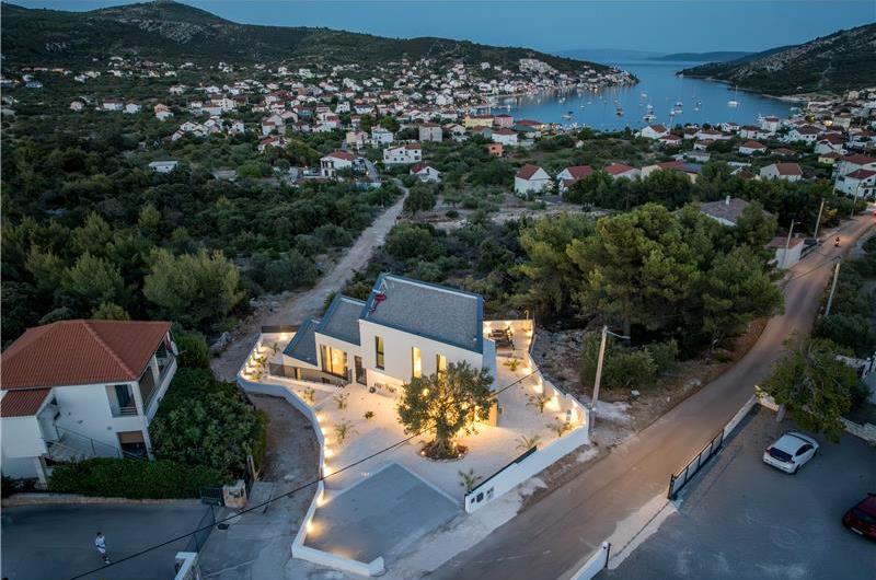 4 bedroom villa with heated pool and sea view in Vinišće, sleeps 8