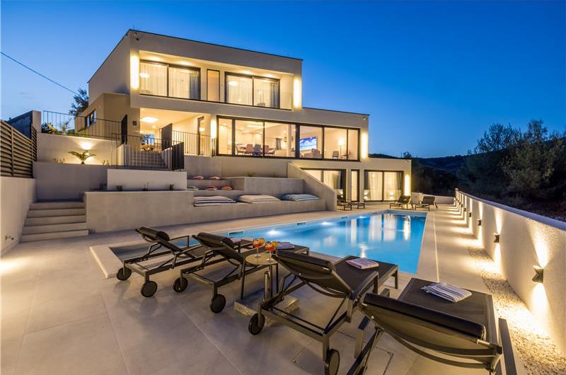 4 bedroom villa with heated pool and sea view in Vinišće, sleeps 8