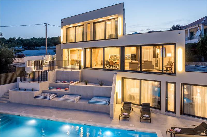 4 bedroom villa with heated pool and sea view in Vinišće, sleeps 8