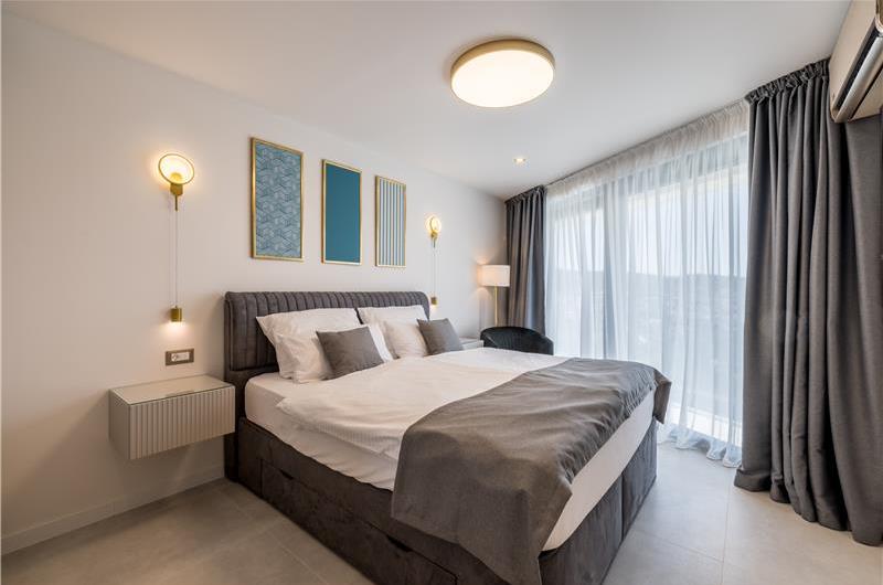 4 bedroom villa with heated pool and sea view in Vinišće, sleeps 8