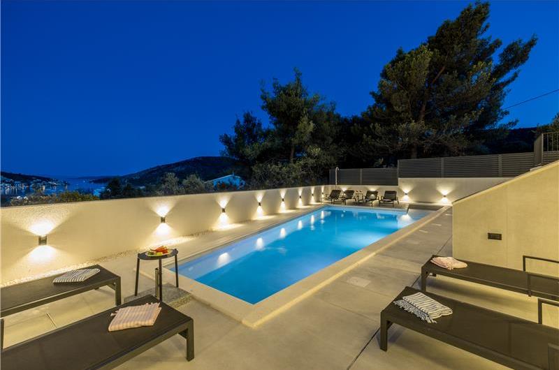 4 bedroom villa with heated pool and sea view in Vinišće, sleeps 8