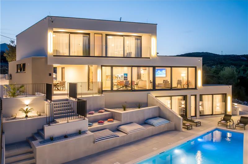 4 bedroom villa with heated pool and sea view in Vinišće, sleeps 8