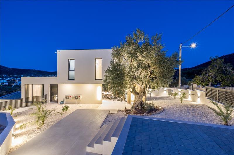 4 bedroom villa with heated pool and sea view in Vinišće, sleeps 8