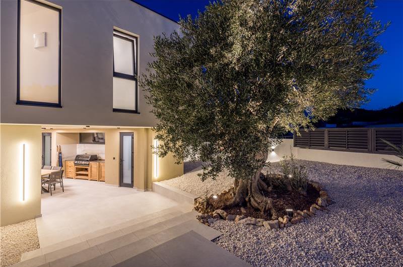 4 bedroom villa with heated pool and sea view in Vinišće, sleeps 8