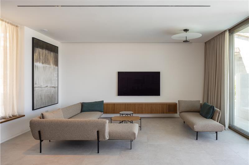 4 Bedroom Luxury Villa with Heated Pool and boat mooring, Ciovo near Trogir – Sleeps 8