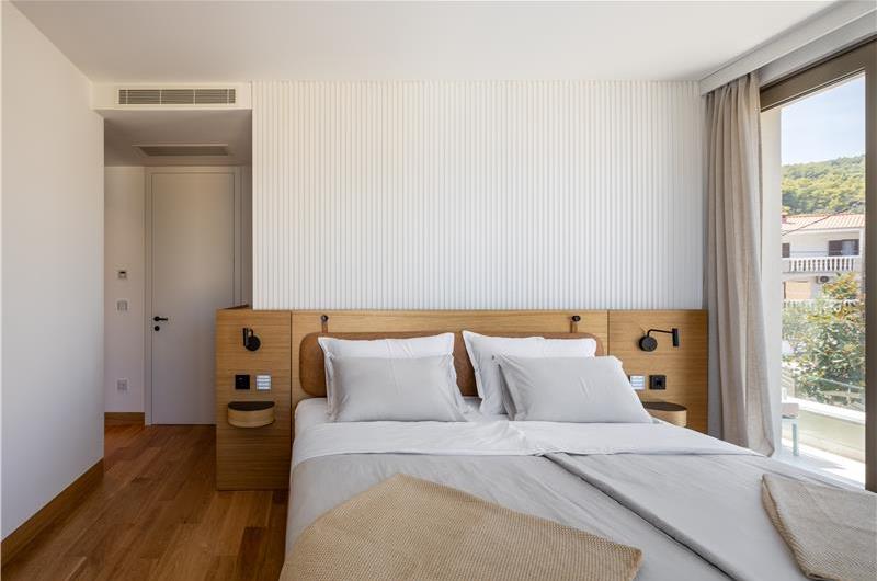 4 Bedroom Luxury Villa with Heated Pool and boat mooring, Ciovo near Trogir – Sleeps 8