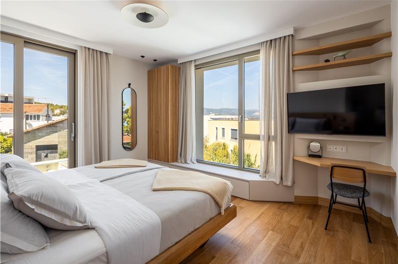 4 Bedroom Luxury Villa with Heated Pool and boat mooring, Ciovo near Trogir – Sleeps 8