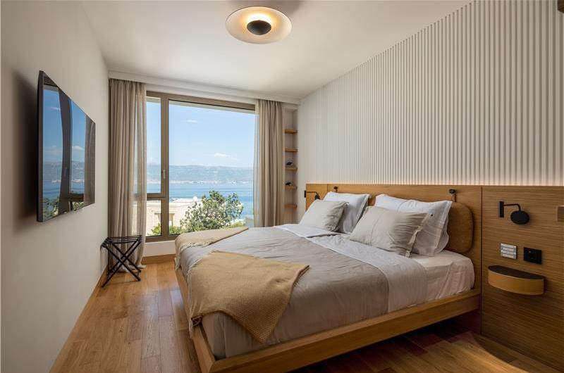 4 Bedroom Luxury Villa with Heated Pool and boat mooring, Ciovo near Trogir – Sleeps 8