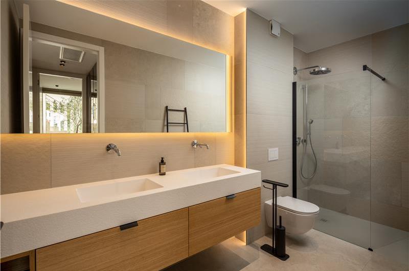 4 Bedroom Luxury Villa with Heated Pool and boat mooring, Ciovo near Trogir – Sleeps 8